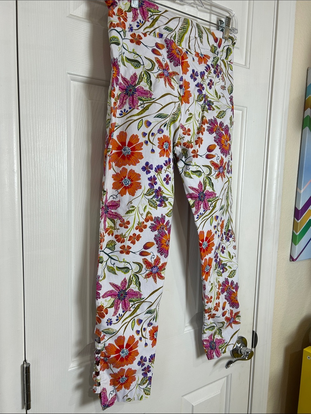 Attyre New York Floral Pull On Cropped Capri Pants Rhinestone Ladder Hem 8 - Picture 10 of 11